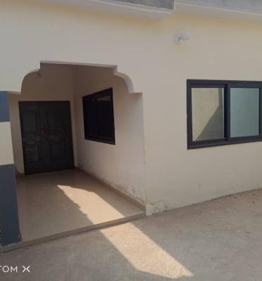 Cour Unique de 3 Chambres Salon WCD cuisine internes terrasse et Garage à Lomé Zanguera. Villa 3Ch